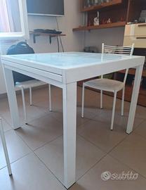 Tavolo vetro temprato + 4 sedie. Colore bianco.