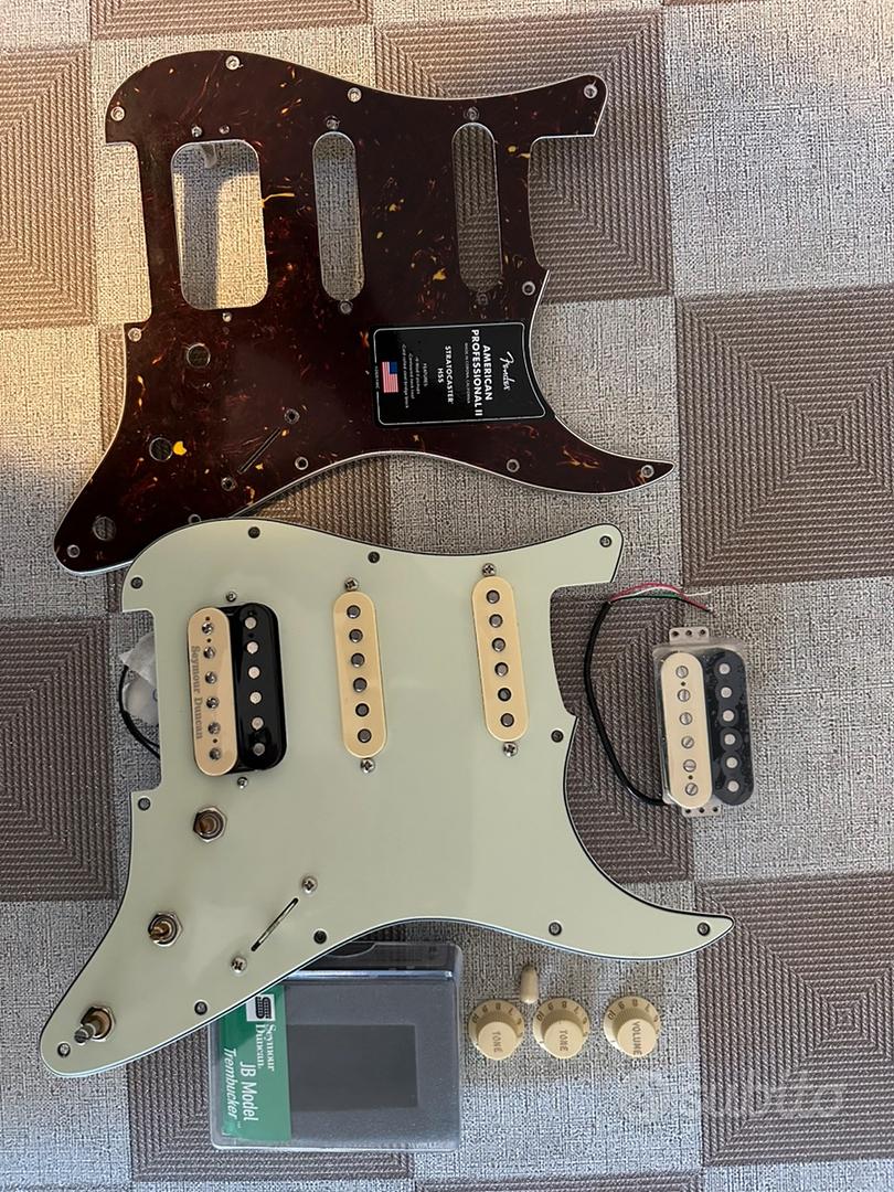 Battipenna SSH Precablato Bianco Cowrie Con Pickup In Ceramica Per Stratocaster