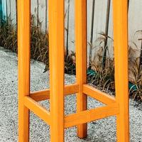 Sgabello di legno adatto per tutti gli ambienti.