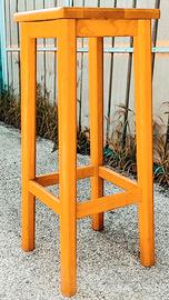 Sgabello di legno adatto per tutti gli ambienti.