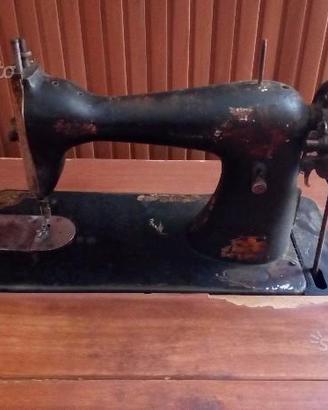 Macchina da cucire antica