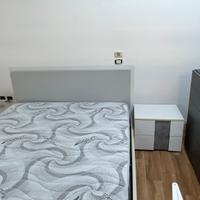 Letto matrimoniale con contenitore e comodino