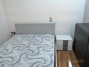 Letto matrimoniale con contenitore e comodino