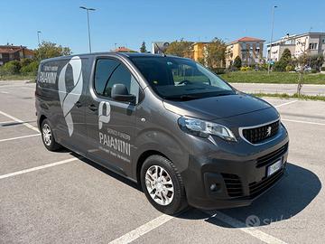 Peugeot Expert con allestimento funebre