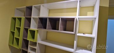 Scrivania con libreria 
