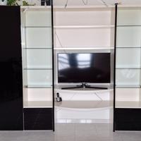 Parete attrezzata + tavolo + sedie + lampadario