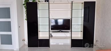 Parete attrezzata + tavolo + sedie + lampadario