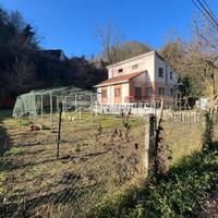 VILLA BIFAMILIARE - ZONA COLLINARE - TERRENO PRIVA