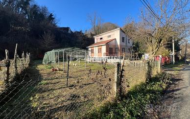 VILLA BIFAMILIARE - ZONA COLLINARE - TERRENO PRIVA