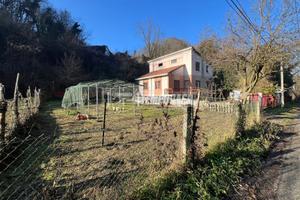 VILLA BIFAMILIARE - ZONA COLLINARE - TERRENO PRIVA