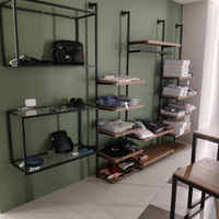 Scaffalatura negozio d'abbigliamento