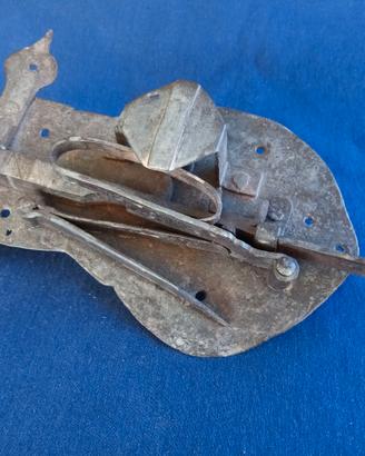 Grande antica serratura chiavistello per portone