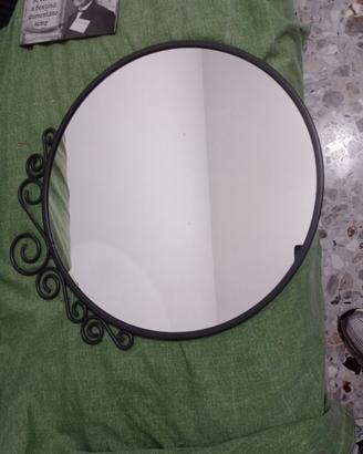 Specchi entrambi di Ikea