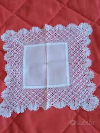 Fazzolettino con pizzo fatto a mano vintage.