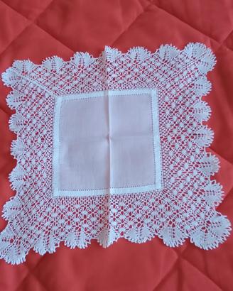 Fazzolettino con pizzo fatto a mano vintage.