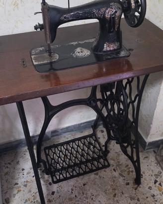 Macchina per cucire antica