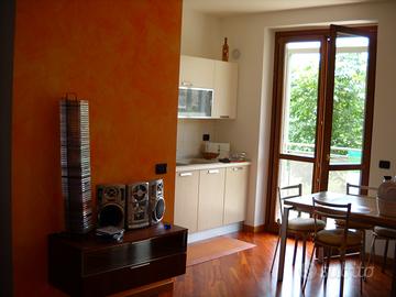 Mobiletto sospeso porta tv