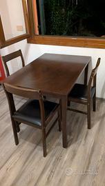 Tavolo da cucina con sedie