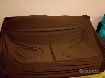 divano marrone 