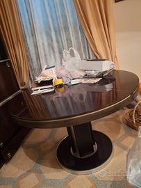 tavolo rotondo e credenza