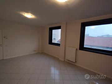 Lissone bilocale parzialmente arredato