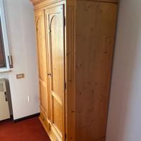 Armadio in pino stile montano