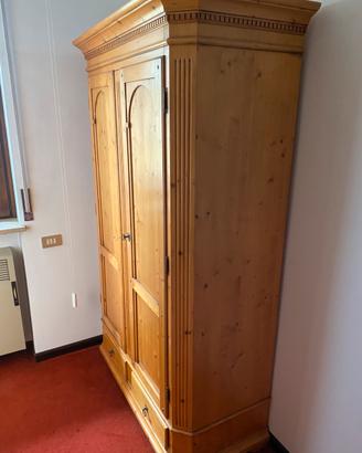 Armadio in pino stile montano