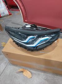 proiettore anteriore sinistro.