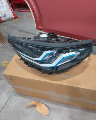 proiettore anteriore sinistro.