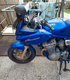Moto Suzuki Bandi