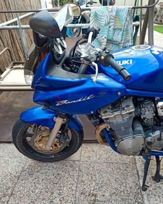 Moto Suzuki Bandi