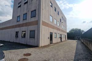 CUCCIAGO affittiamo UFFICIO mq 120 + parcheggio