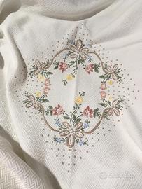 Copriletto ricamato per letto singolo