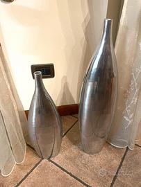 Coppia di vasi decorativi color argento