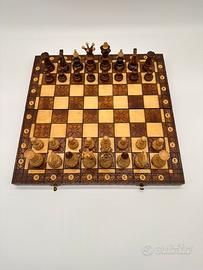 Grande Scacchiera con scacchi in legno intagliata