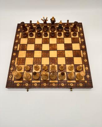 Grande Scacchiera con scacchi in legno intagliata
