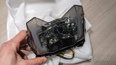 Faro posteriore fumè MT09 frecce integrate