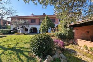 Villa di 308 m² con 5 locali e box auto doppio a S