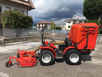 Piatto tagliaerba e cesto raccolta per trattore