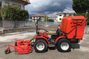 Piatto tagliaerba e cesto raccolta per trattore