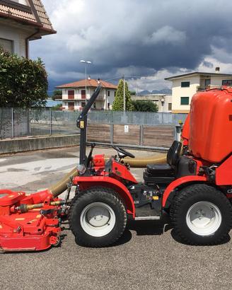 Piatto tagliaerba e cesto raccolta per trattore
