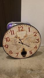 Orologio da parete con mappamondo disegnato