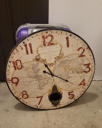 Orologio da parete con mappamondo disegnato