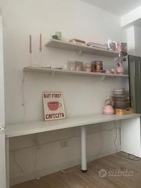 Tavolo più mensole