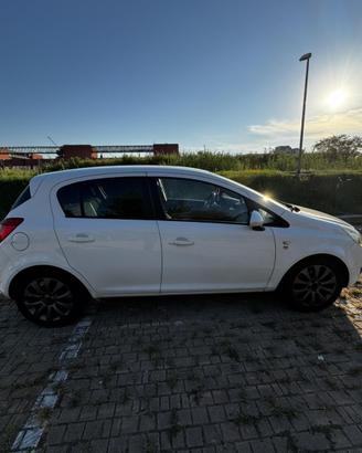 Opel corsa colore bianco
