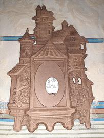 Cornice antica a forma di castello