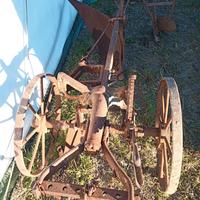 Vari attrezzi agricoli vintage