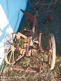Vari attrezzi agricoli vintage