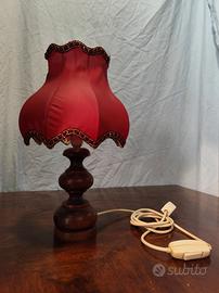 Abat-jour vintage in legno con paralume rosso