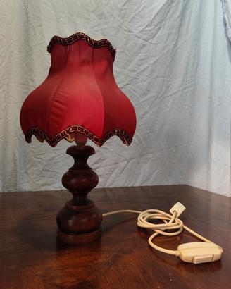 Abat-jour vintage in legno con paralume rosso